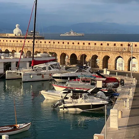 船屋 Location 昂蒂布