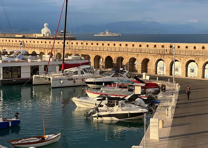Botel Location Antibes